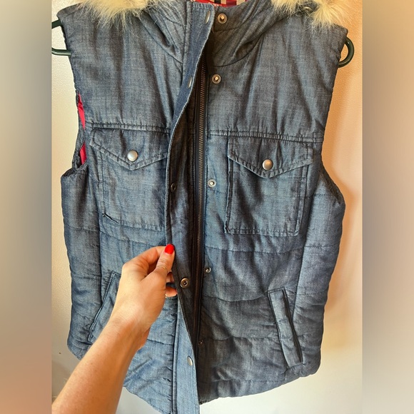 Gap x (RED) fur-trim puffer vest - Picture 4 of 13